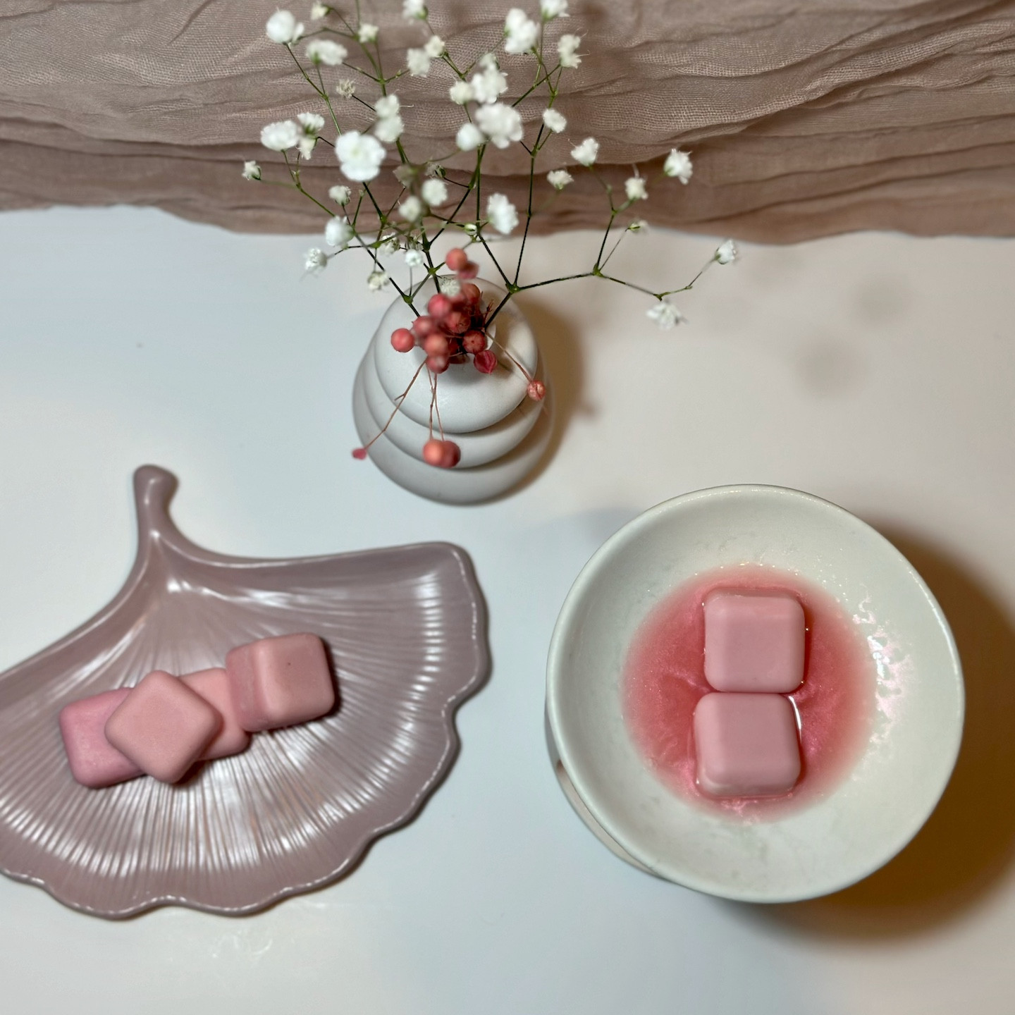 Wax Melts: Τι είναι, Πώς Χρησιμοποιούνται & Γιατί να τα Προτιμήσετε από τα Κεριά